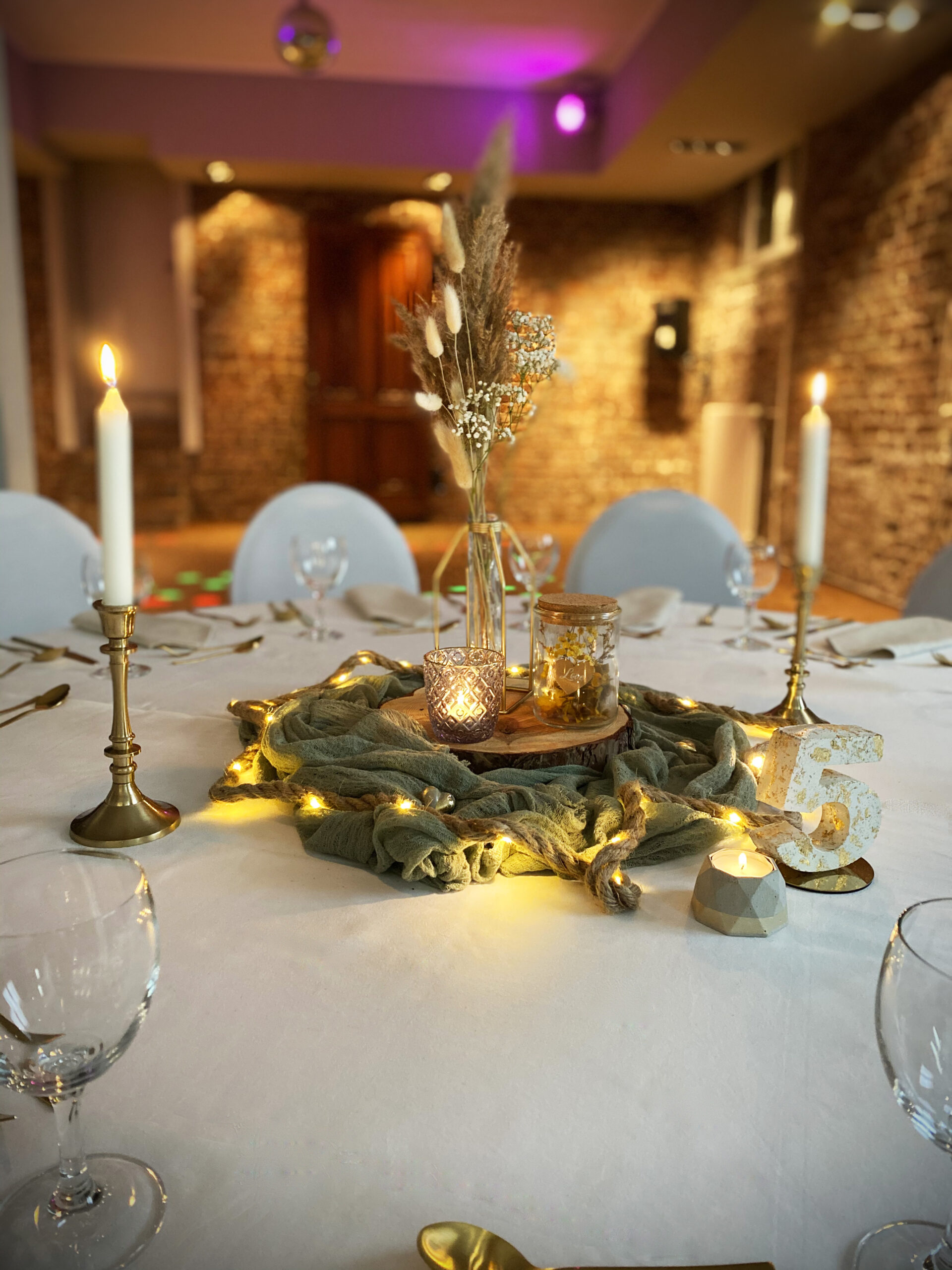 Dekoidee_gold_runderTisch_Beton_Centerpiece Dekoidee_gold_runderTisch_Beton_Centerpiece