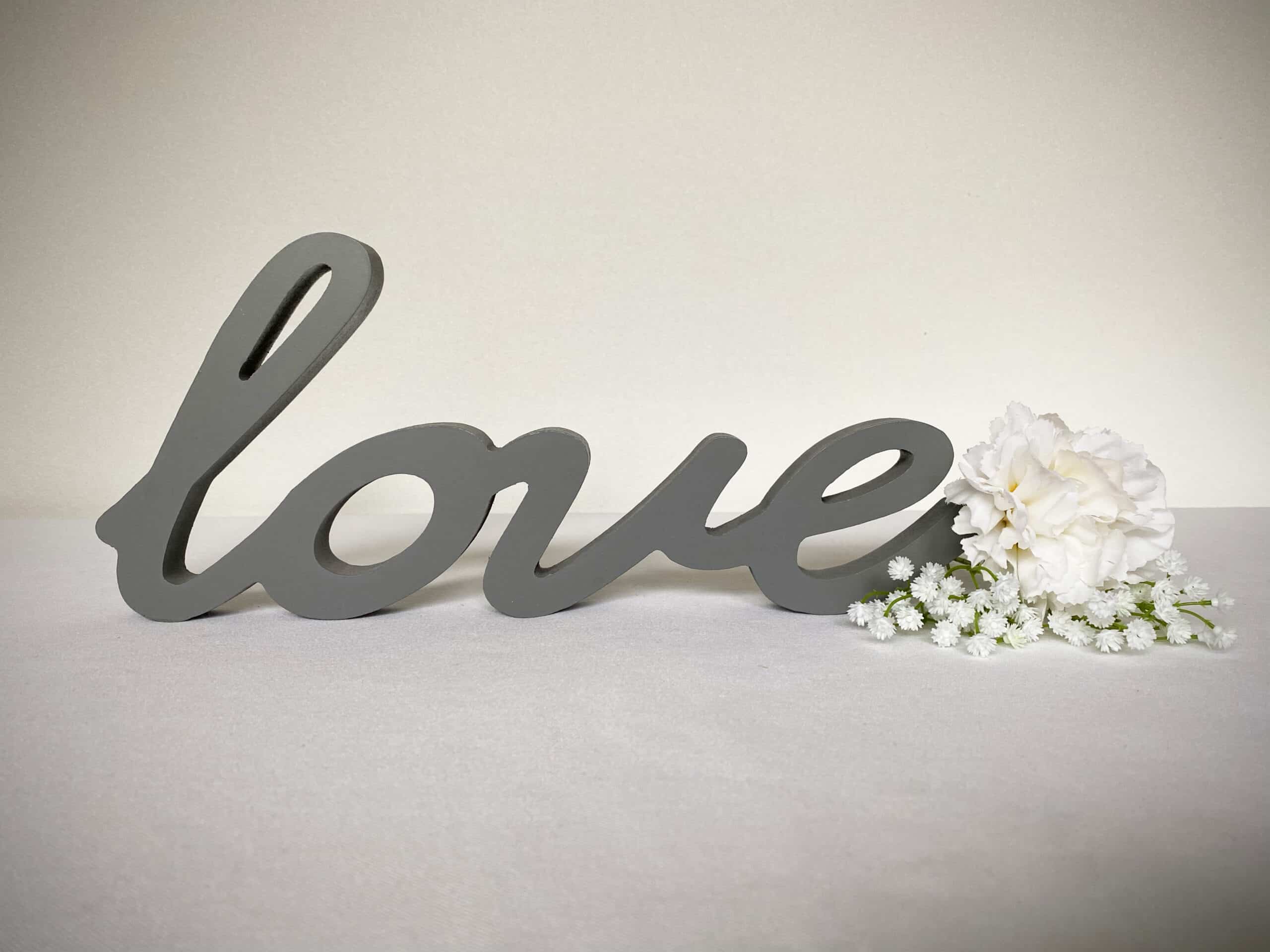 Schriftzug „Love“ grau